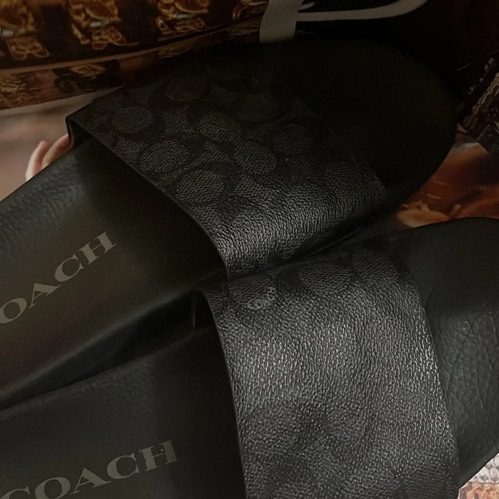 ⚫️ 🦁 ⚫️• Coach x Sun’s Out…. 🦶🏻 … vibes • 🦁⚫️🦁 - Picture 4 of 12
